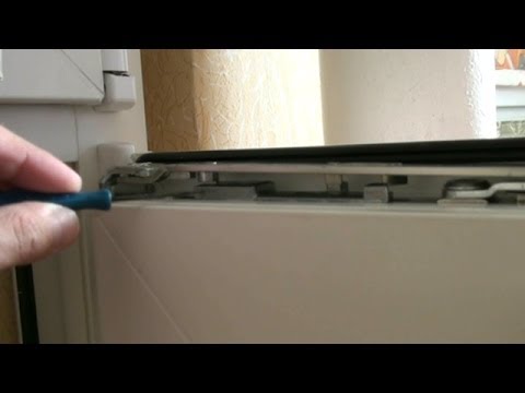 Створка окна открывается одновременно в двух положениях. Ремонт пластиковых окон своими руками.