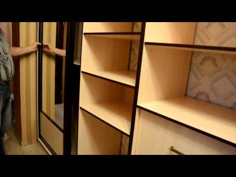Длинный узкий коридор. Шкаф-купе и прихожая.