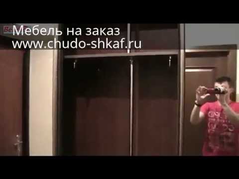 Встроенный зеркальный трехдверный шкаф-купе в интерьере квартиры